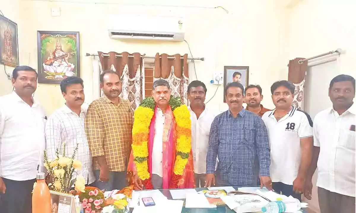 President of APGJLA V Ravi and other faculty felicitating the new RIO Dr D Gopal Reddy in Tirupati on Friday.