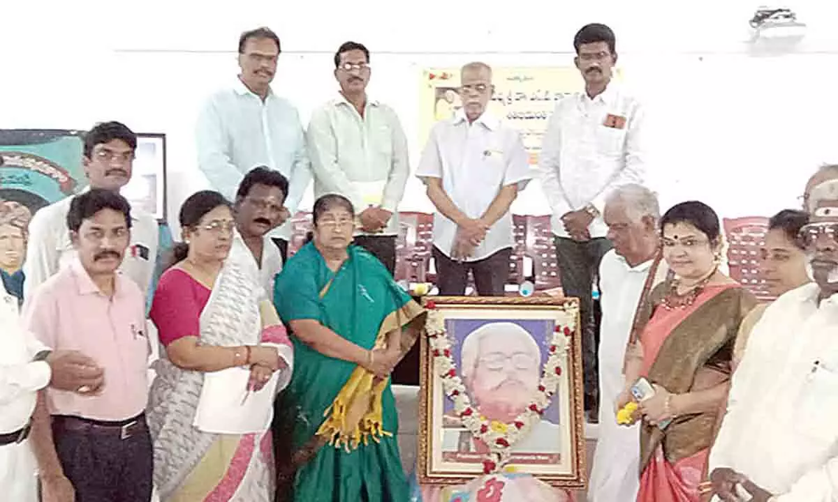 Representatives of Kala Gautami Saraswata Parishad and SKVT College paying tributes to Gnanananda Kavi at a programme in Rajamahendravaram on Friday