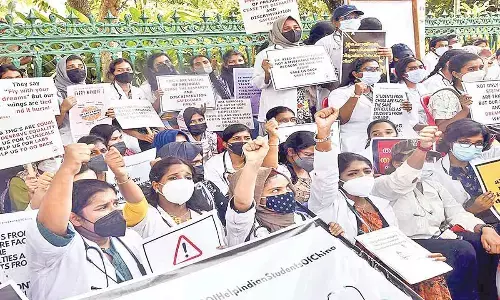Ukraine-returned med students stage protest