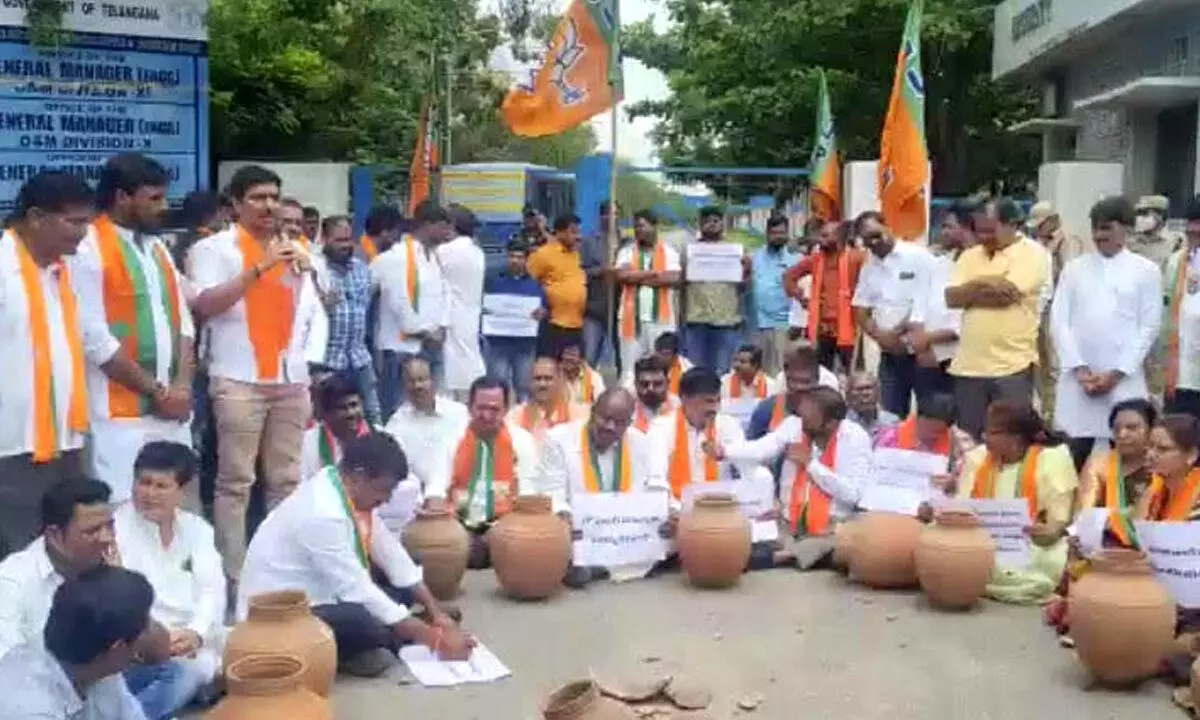 BJP stages protest at Sahebnagar water reservoir