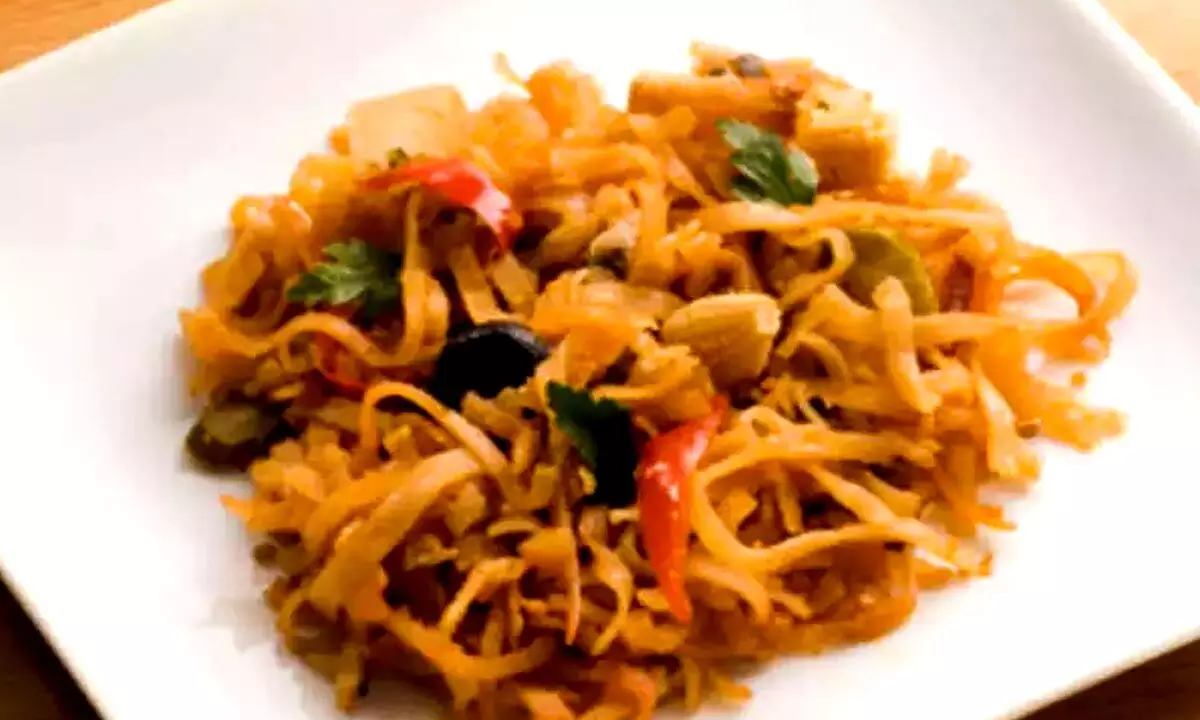 Crispy Chinese Noodles Chat Recipe is a Fusion Recipe, it has got a twist of Indian Street food.