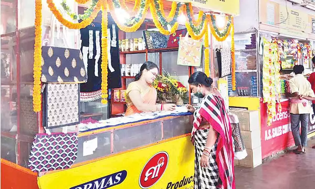 Under the ‘One Station One Product’ Scheme, the Khurda Road division has launched two stalls at Bhubaneswar and Cuttack railway stations, involving local Self Help Groups, in co-ordination with the Odisha Rural Development and Marketing Society (ORMAS).