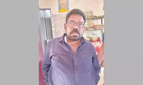 Head clerk of Block Education Office of Kalampur trapped by vigilance squad while demanded bribe amount of Rs 13,000 from a retired headmaster.