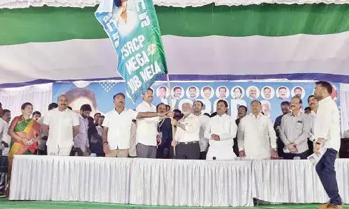 YSR Congress Party National Secretary Vijaya Sai Reddy flagging off YSRCP Mega Job Mela at CBIT Institute of Engineering College in Pallavolu village of Chapadu mandal on Saturday