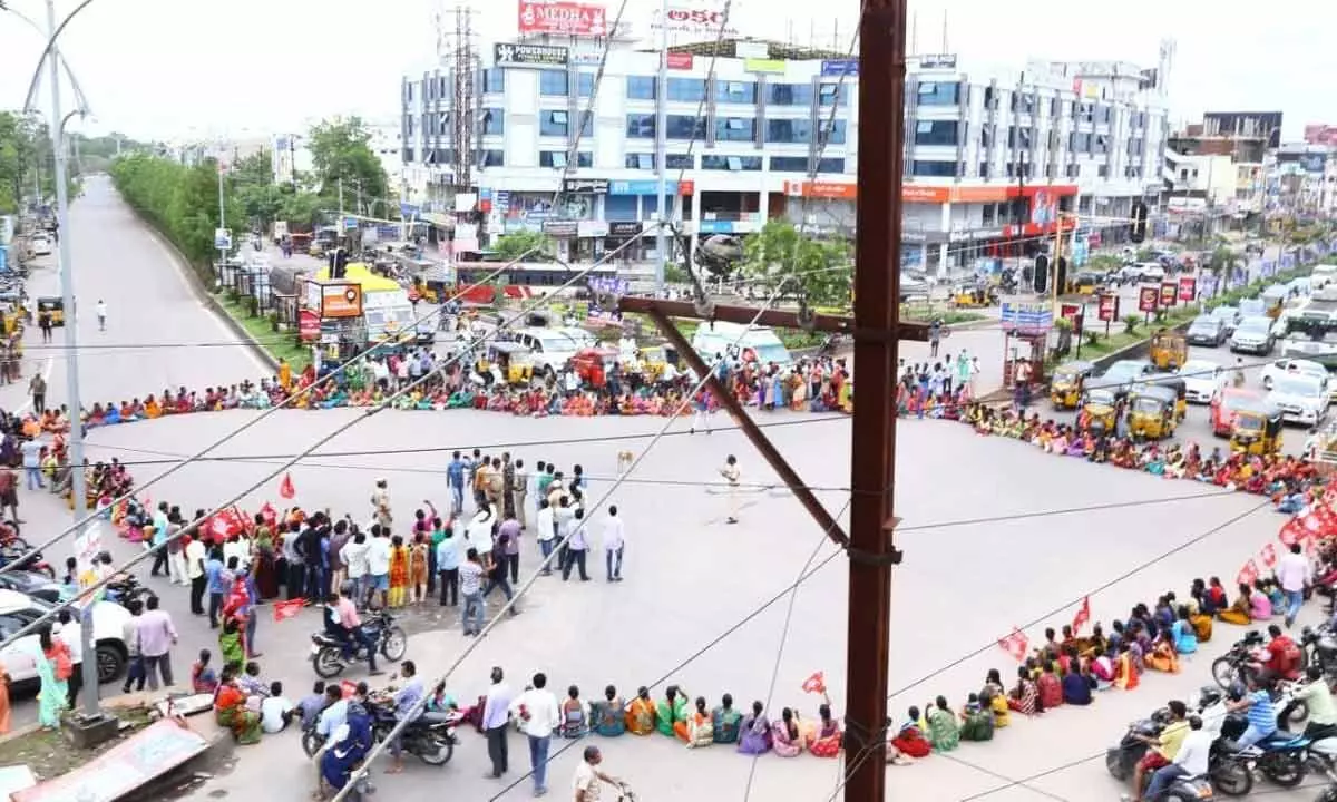 Poor people led by CPI cadres stage a protest near Kakatiya University Cross roads in Hanumakonda on Sunday