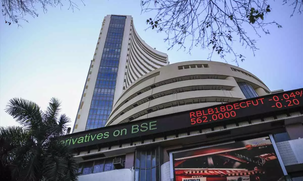 Markets back in green on late recovery in bank, auto stocks