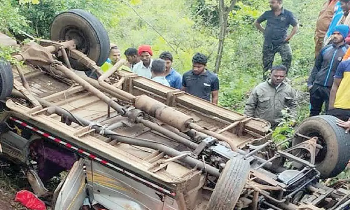 9 killed as goods vehicle falls into stream; CM announces `5L ex gratia