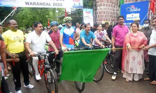 Minister for Panchayat Raj and Rural Development Errabelli Dayakar Rao, Commissioner of Police Tarun Joshi, Chief Whip D Vinay Bhaskar and Mayor Gundu Sudharani at the launch of Cyclothon in Hanumakonda on Sunday    				                     Photo: G Shyam Kumar