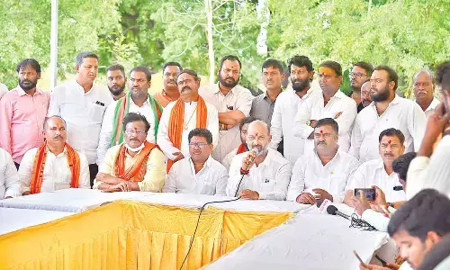 Govt putting spokes in PMs meet wheel: Bandi