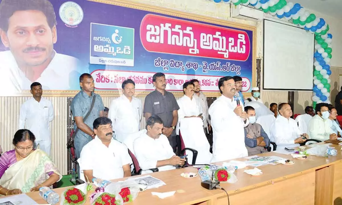 Deputy Chief Minister Amzath Basha addressing the gathering after crediting the Amma Vodi amount into the beneficiaries’ accounts in Kadapa on Monday.