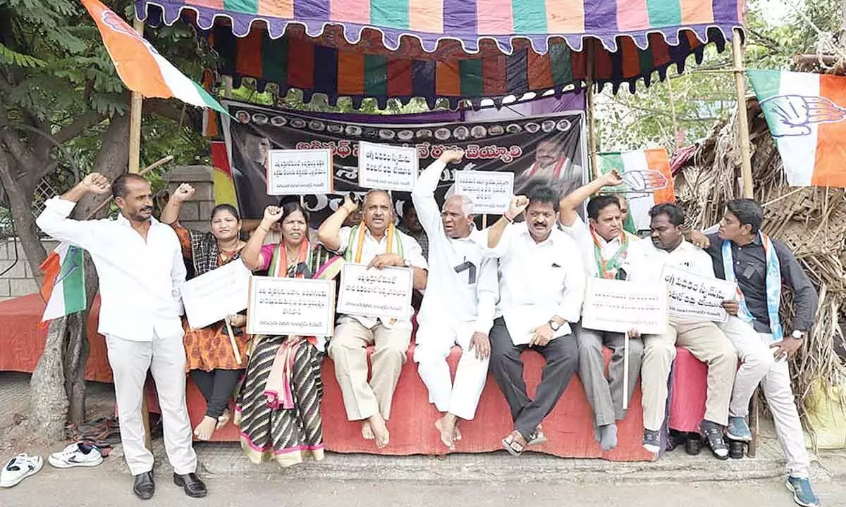 Congress leaders Mangati Gopala Reddy, Naveenkumar Reddy and others taking part in Sathyagraha protest against Agnipath scheme in Tirupati on Monday