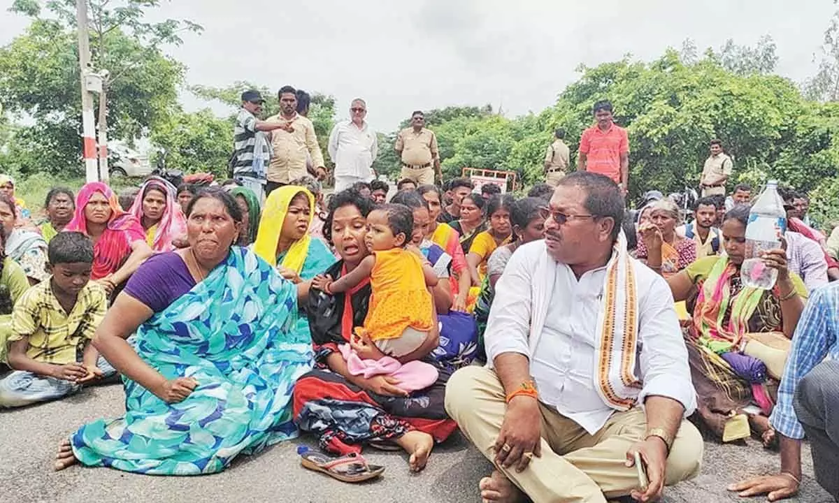Tribal farmers along with women staging dharna seeking resolution of podu land issues before the Mulkalpalli police station in Kothagudem district on Monday