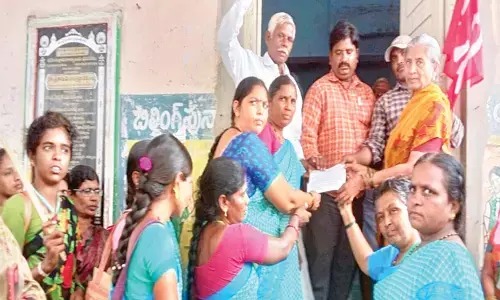 Anganwadi workers submitting a representation to Peddakadabur mandal deputy Tahsildar Verendra Goud in Kurnool on Tuesday.