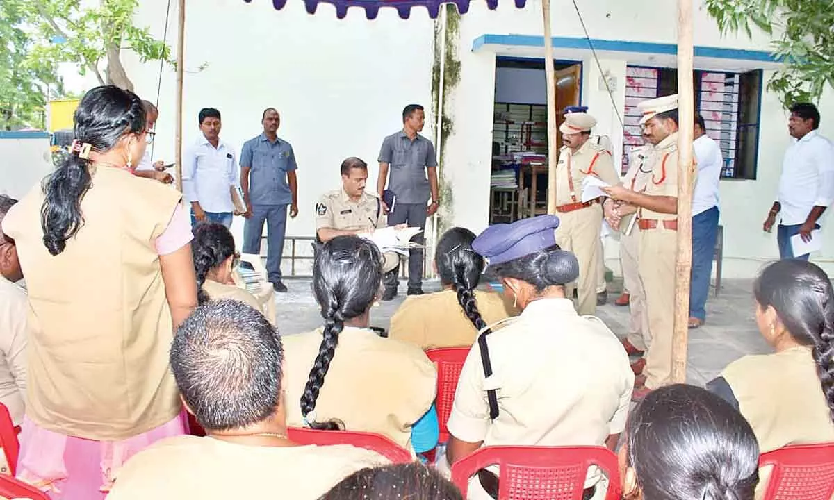 Bapatla district SP Vakul Jindal inspecting Amarthaluru police station on Thursday