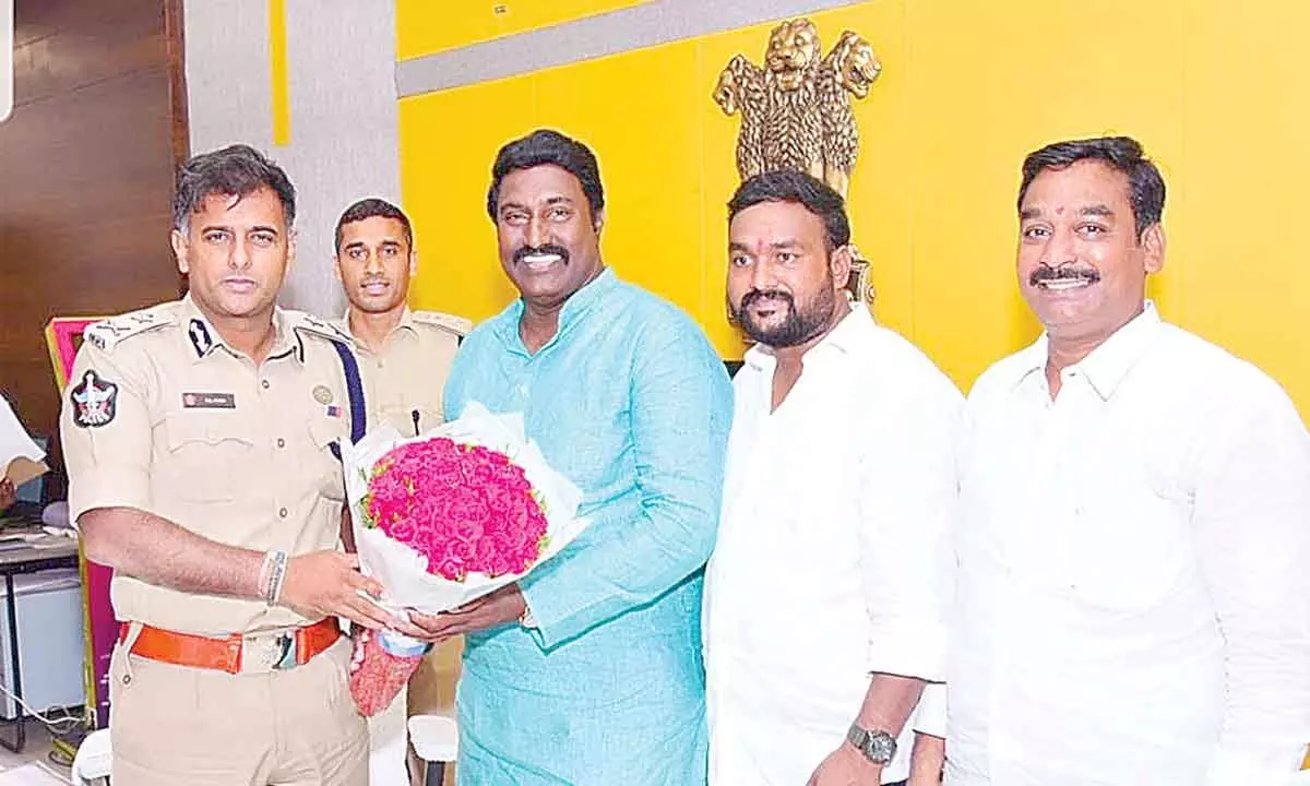 JSP leader P Venkata Mahesh presenting a bouquet to Commissioner of Police Kanti Rana Tata at his office in Vijayawada on Thursday