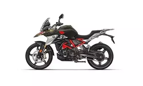 The new paint options are Version Basic Cosimic Black 3, Style Sport Polar White with Racing Blue Metallic and Style Rallye Kalamata Metallic Matt.