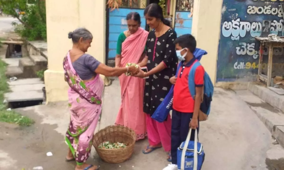 Maccha Venkateshwaramma selling garlands to women in Nalgonda in early hours