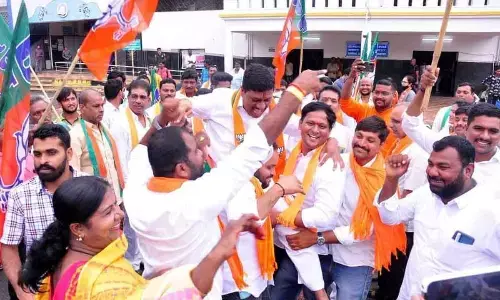 Several BJP leaders board spl train in Khammam to take part in Modis public meeting