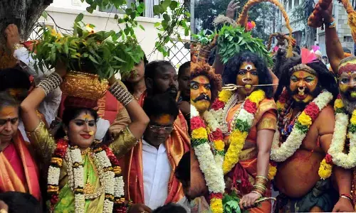 Hyderrabad Bhagyanagar Sri Mahankali Jatara Bonalu Utsava Committee members and Sri Kanaka Durga temple Executive Officer D Bhramaramba during the procession of presenting ‘Golden Bonalu’ to Goddess Sri Kanaka Durga in Vijayawada on Sunday