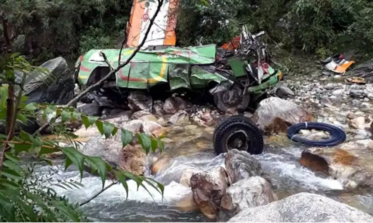 Bus falls into gorge, 16 killed in Kullu