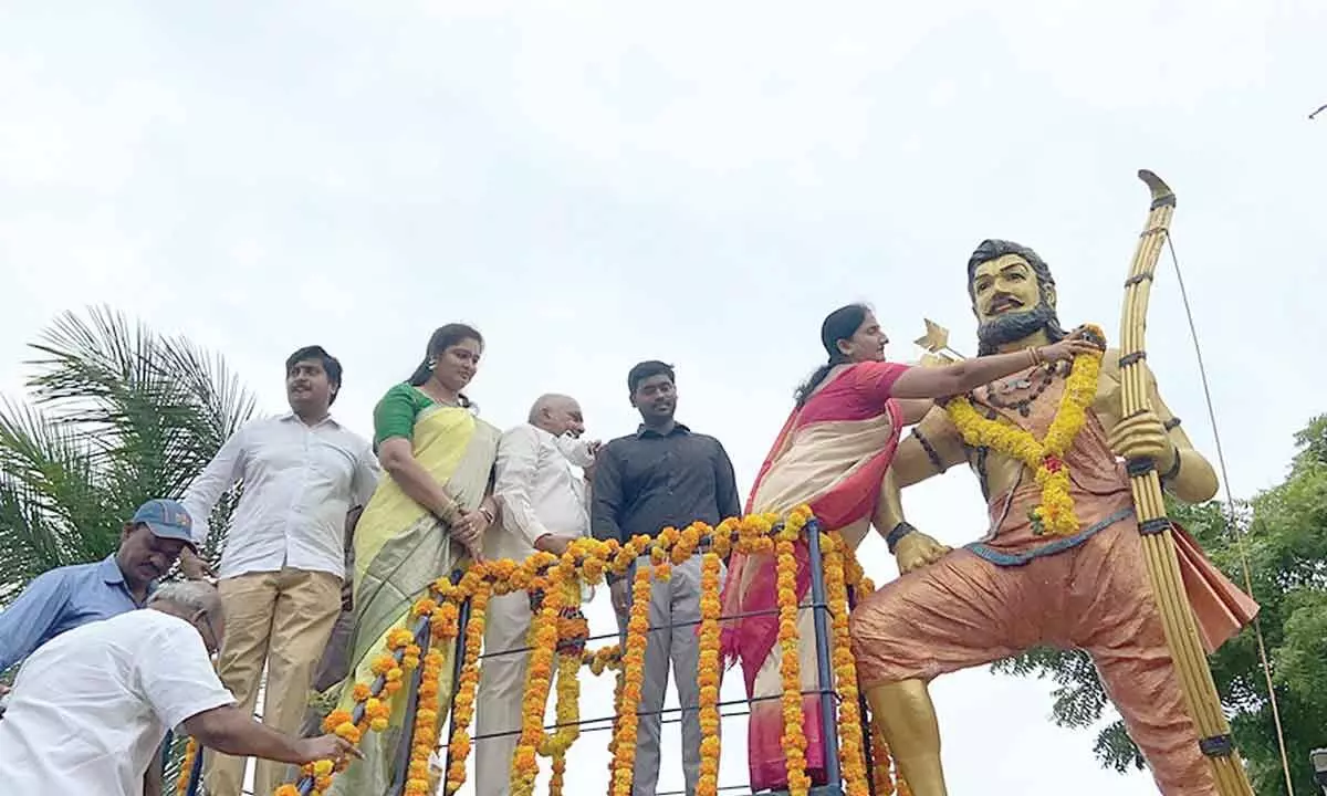 District Collector K Madhavi Latha garlanding the statue of Alluri Sitarama Raju on Godavari Bund in Rampachodavaram on Monday