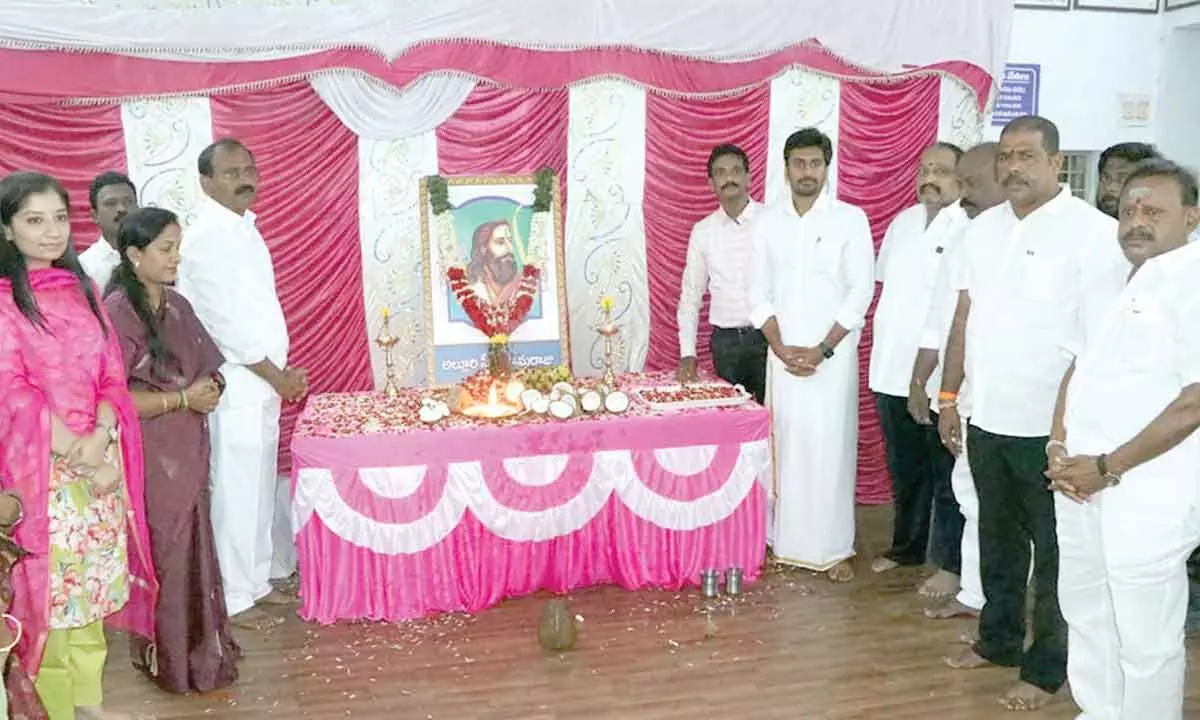 MLA Bhumana Karunakar Reddy along with Mayor Dr R Sirisha, Commissioner Anupama Anjali and others paying tributes to the portrait of Alluri Sitarama Raju at Municipal Office in Tirupati on Monday.