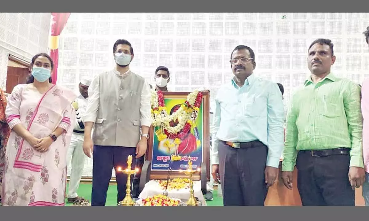 District Collector Manazir Jilani Samoon paying floral tributes by garlanding to the photo of  great freedom fighter Alluri Sitarama Raju in Nandyal on Monday