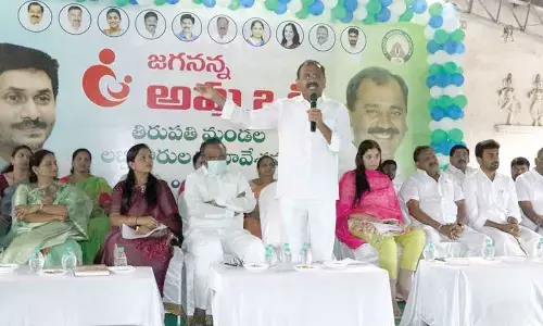 MLA Bhumana Karunakar Reddy addressing Amma Vodi scheme beneficiaries at  a meeting held at Municipal Office in Tirupati on Monday