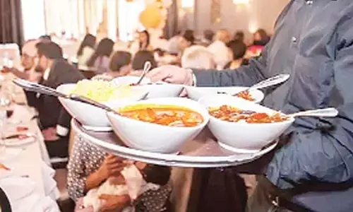 You neednt pay service charge at hotels, restaurants