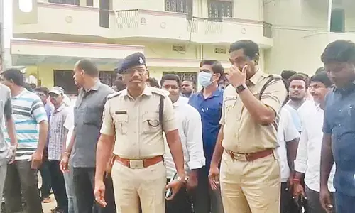 Thieves loot Telangana Grameena Bank, make away with Rs 7L cash, Rs 3Cr jewellery