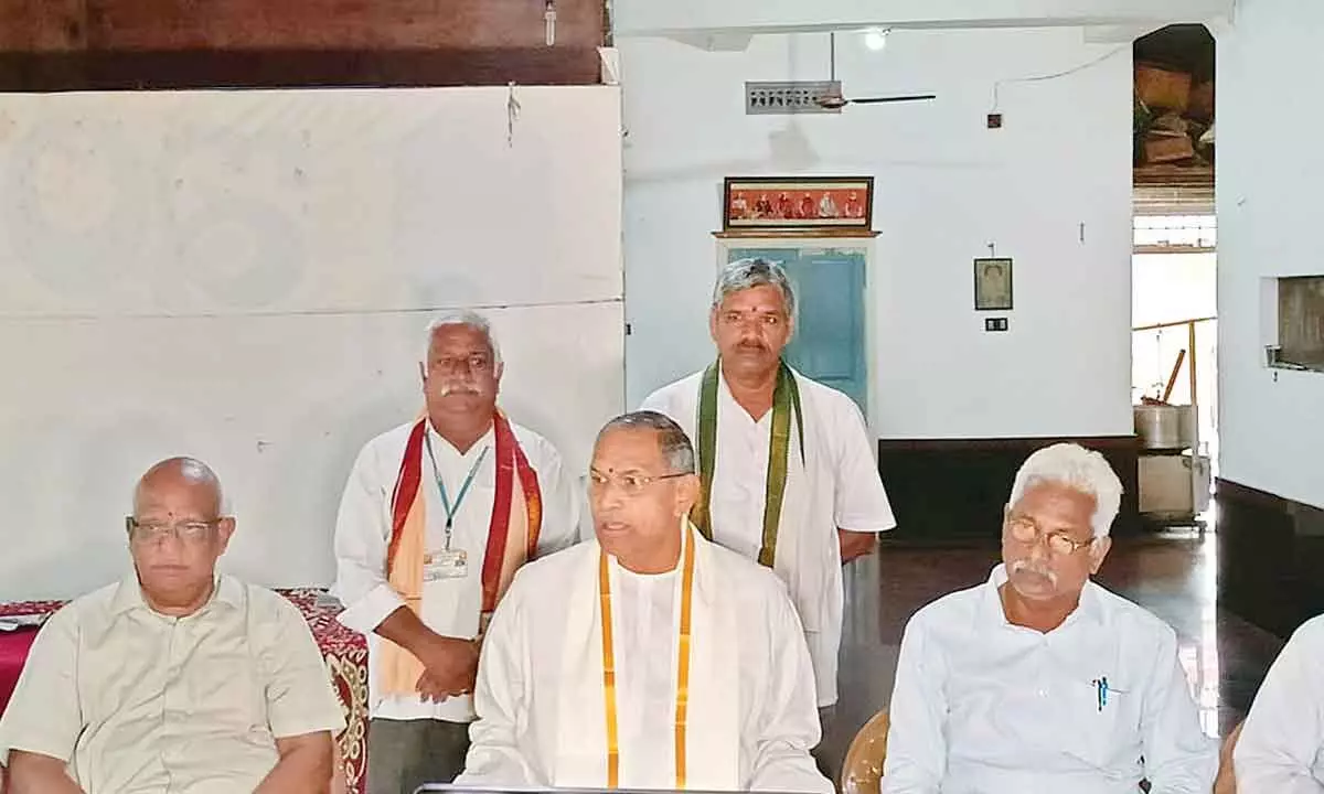 Spiritual speaker Chaganti Koteswar Rao addressing the media at Swamy Ayyappa temple in Kakinada on Tuesday