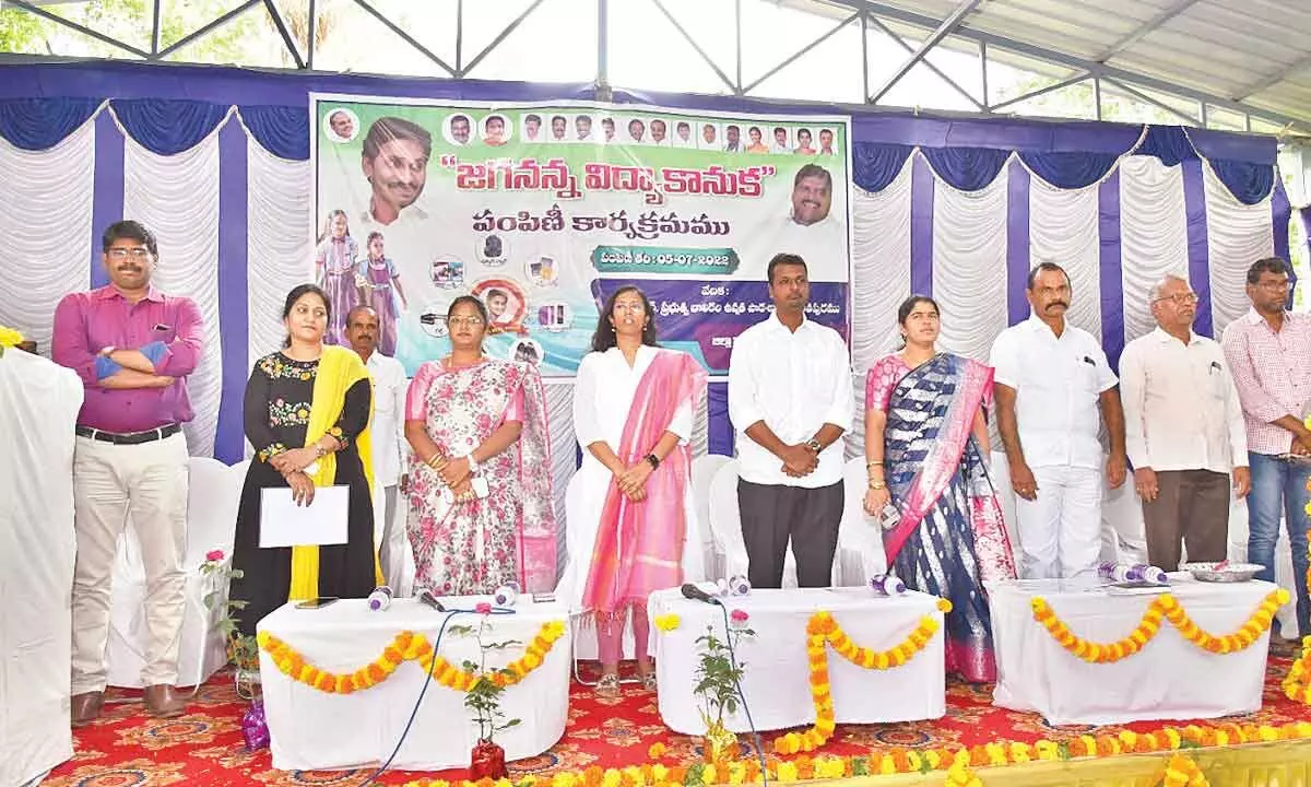 District Collector Nagalakshmi Selvarajan and others taking part in ‘Jagananna Vidya Kanuka’ programme in Anantapur on Tuesday