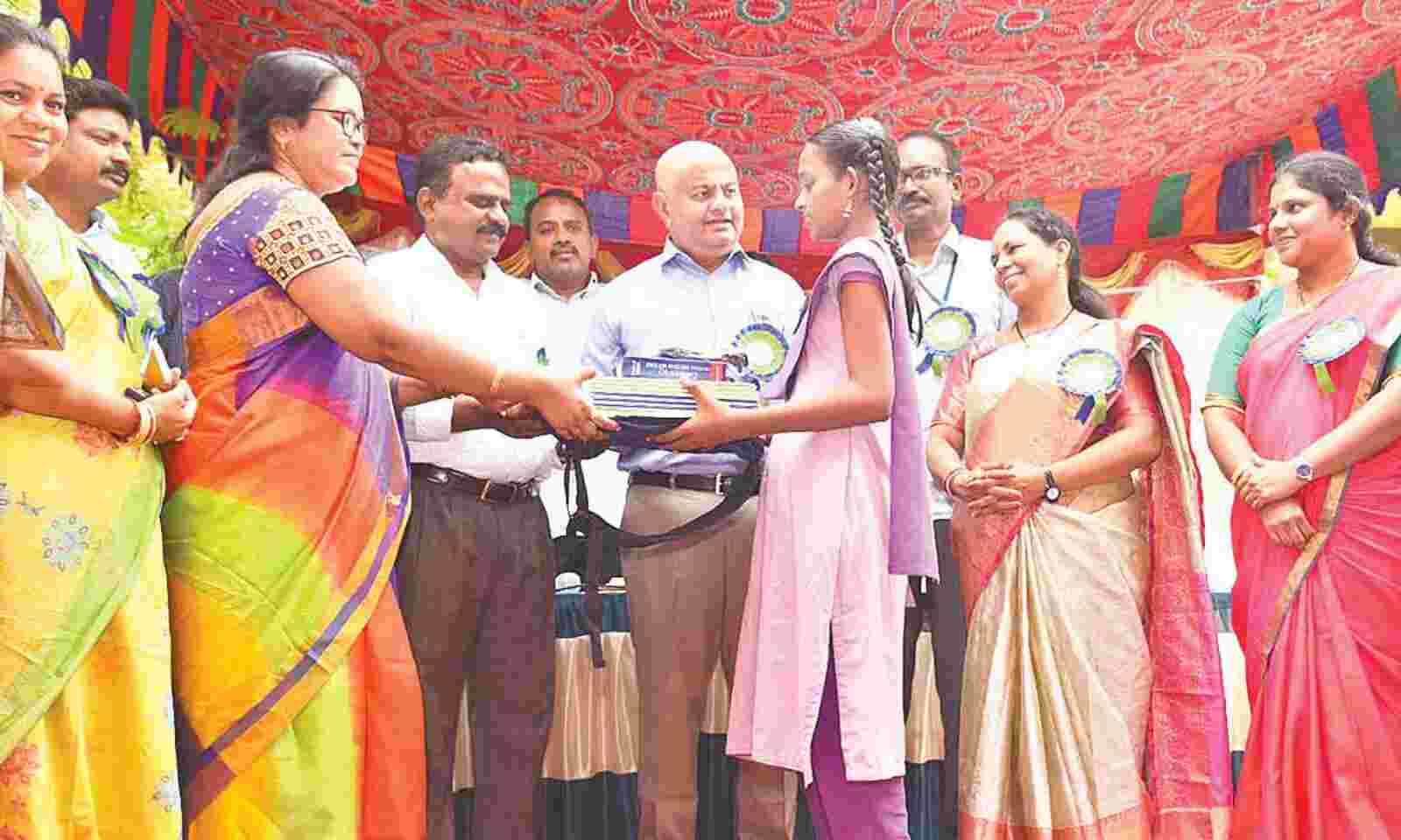 School uniform for next academic year to be distributed from March 25:  Kerala govt, students uniform distribution Kerala, Kerala education, latest  news