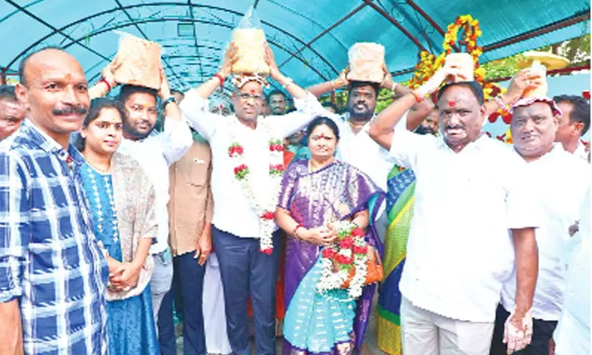 MP Vaddiraju performs special pujas at Medaram