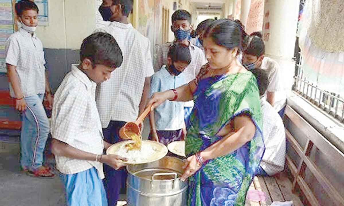 Activists, parents flag concern over poor quality midday meal in Telangana