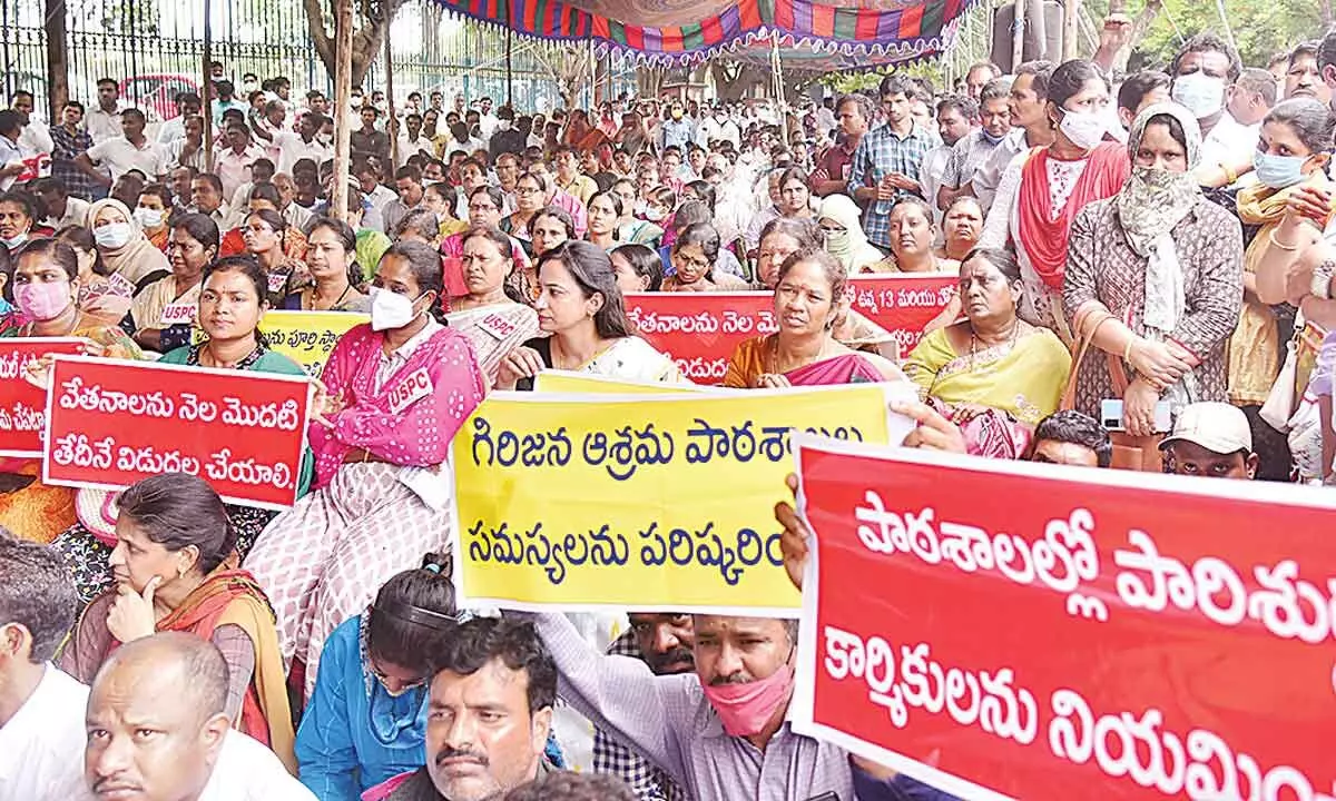 Hyderabad: Govt teachers stage maha dharna, demand transfers