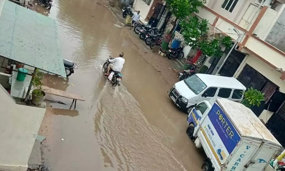 Heavy rainfall lashes Ahmedabad