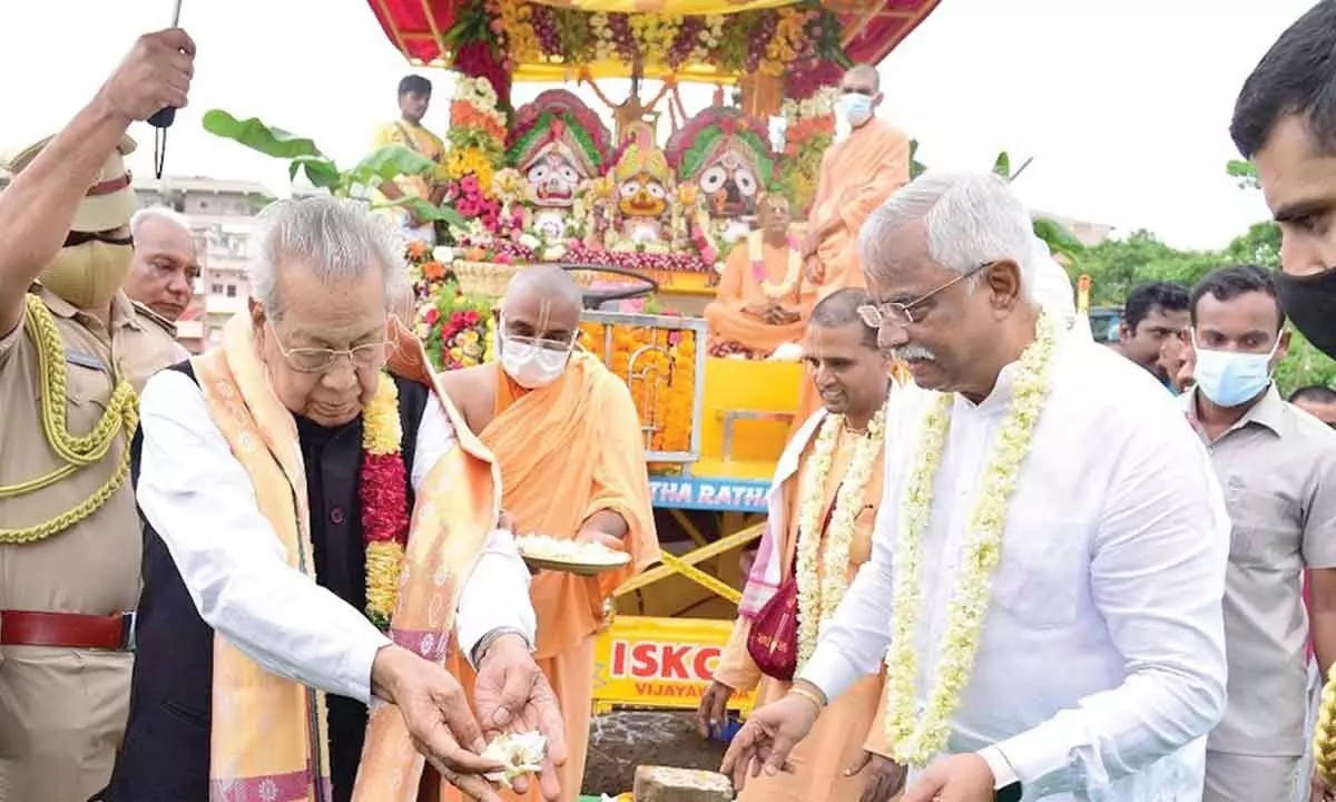 Governor Biswa Bhusan Harichandan performing Rath puja before inaugurating Lord Jagannath Rath Yatra from Vajra grounds in Vijayawada on Friday