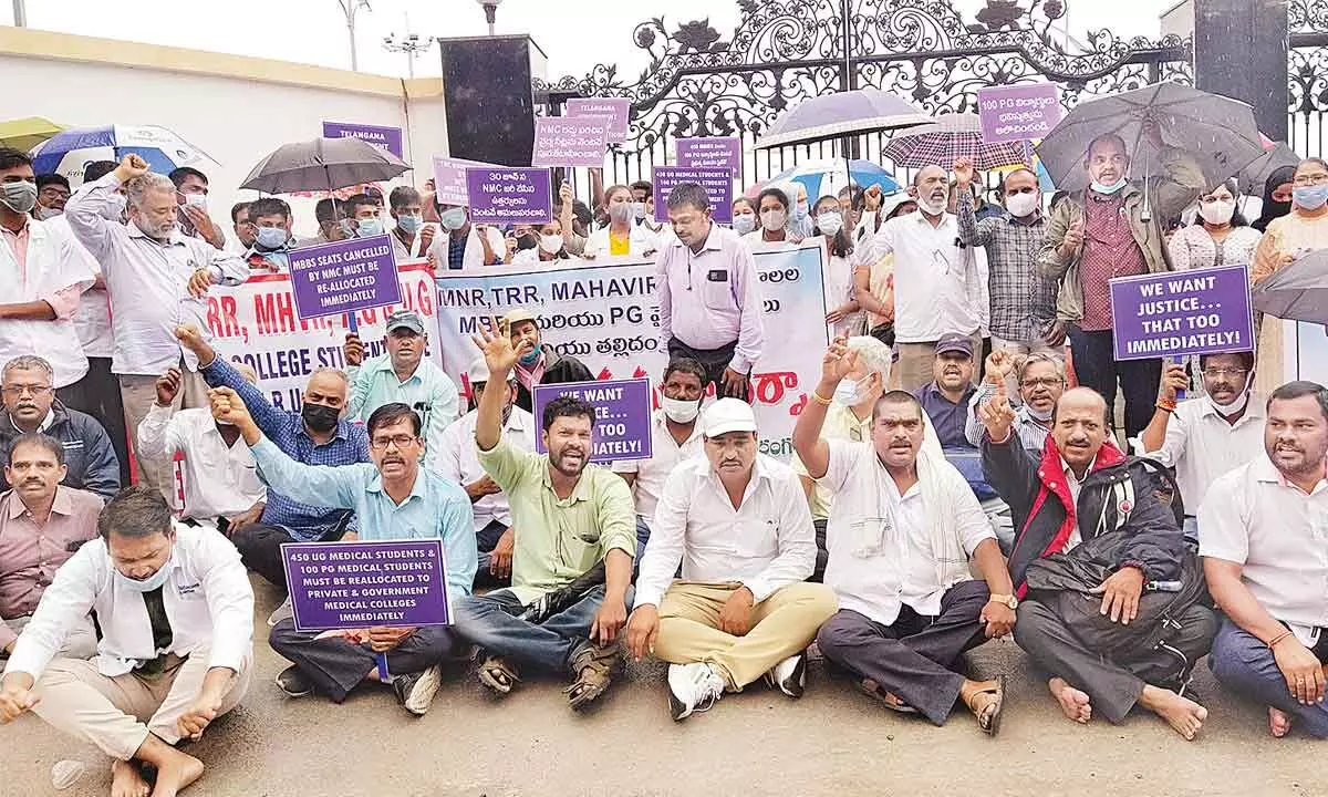 Warangal: Students stage protest at Health varsity