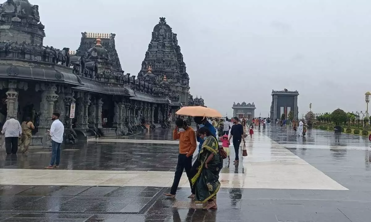 Devotees rushing for the shelter from rains at Yadadri hillock