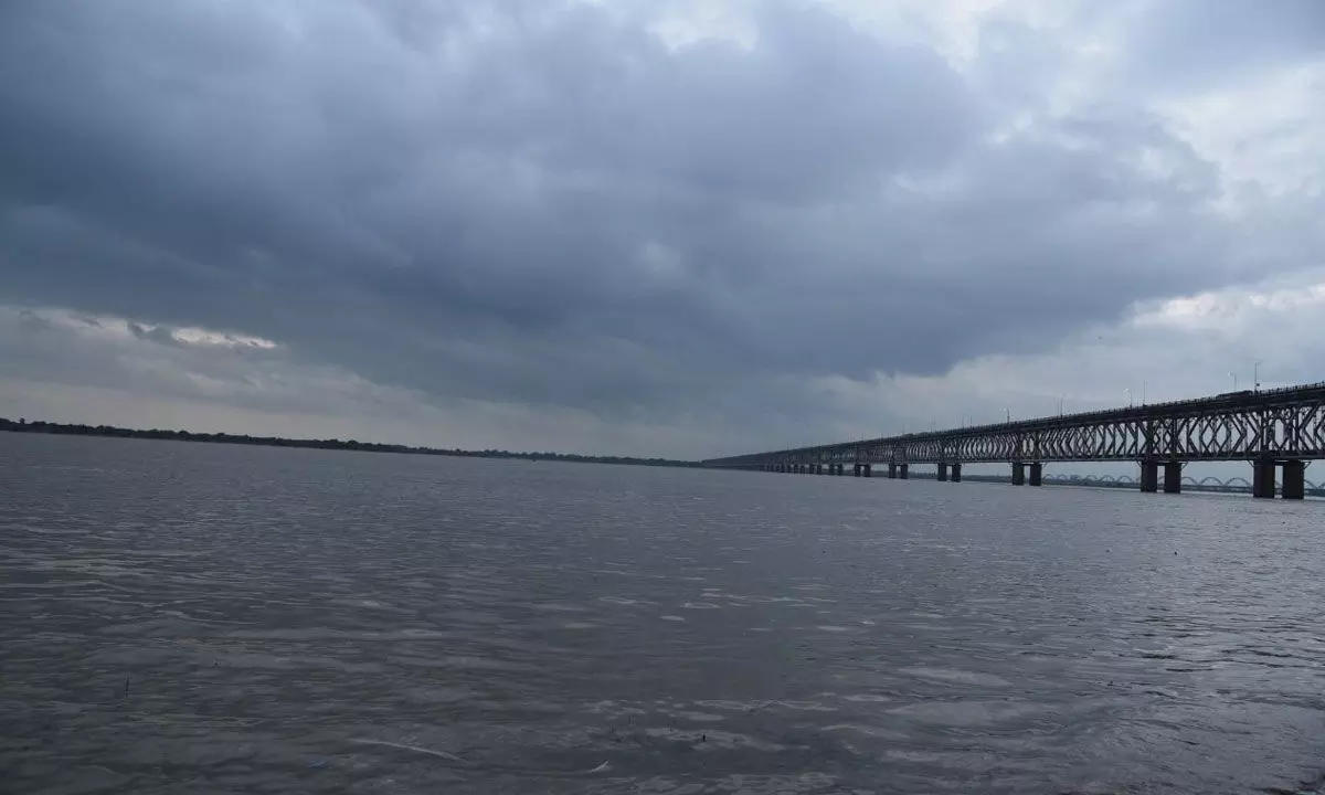 Water level in Godavari increased due to incessant rainfall in the neighbouring states