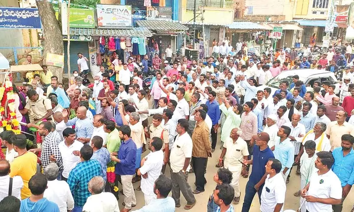 Public participating in the funeral procession of CI Rishikesh Yadav in Punganur on Saturday.