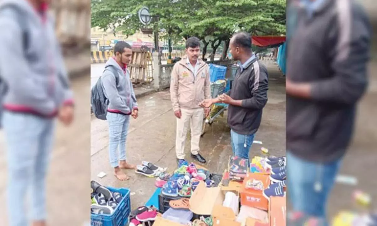 Cop does commendable job by helping poor student