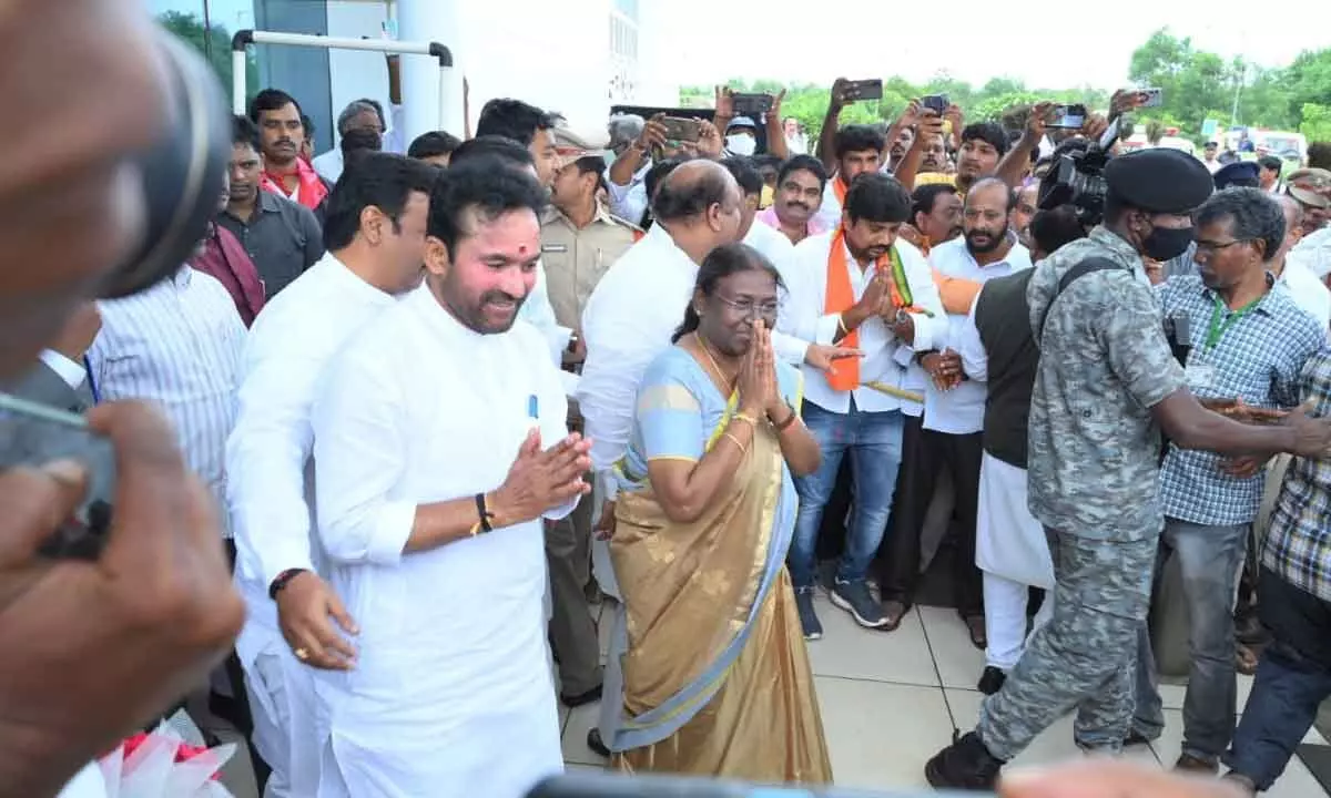 Presidential candidate Draupadi Murmu arrives in Andhra Pradesh