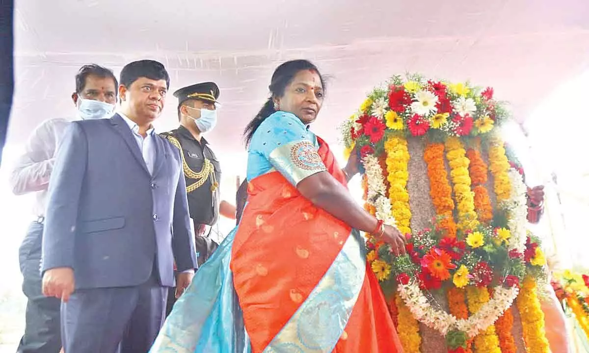 State Governor Tamilisai Soundararajan paying tributes to the death inscription of Rani Rudrama Devi at Chandupatla village in Nalgonda on Tuesday