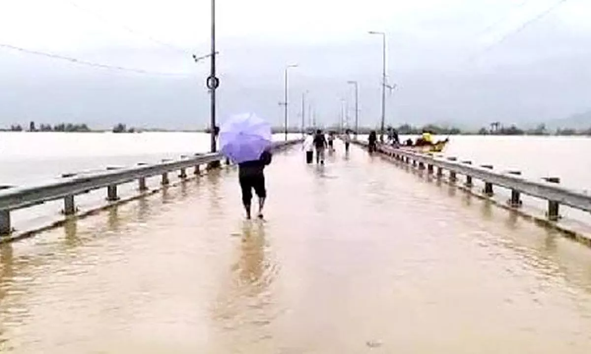 Sabari floodwater overflowing on Koonavaram - VR Puram bridge
