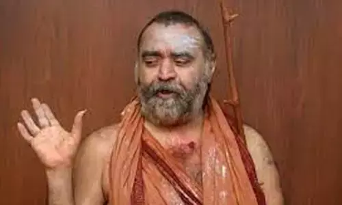 Kanchi Kamakoti Peetam pontiff Jagadguru Shankara Vijayendra Saraswati Swamigal addressing a meeting at Lakshmi Smaraka Gosala at Timmapuram village on Tuesday