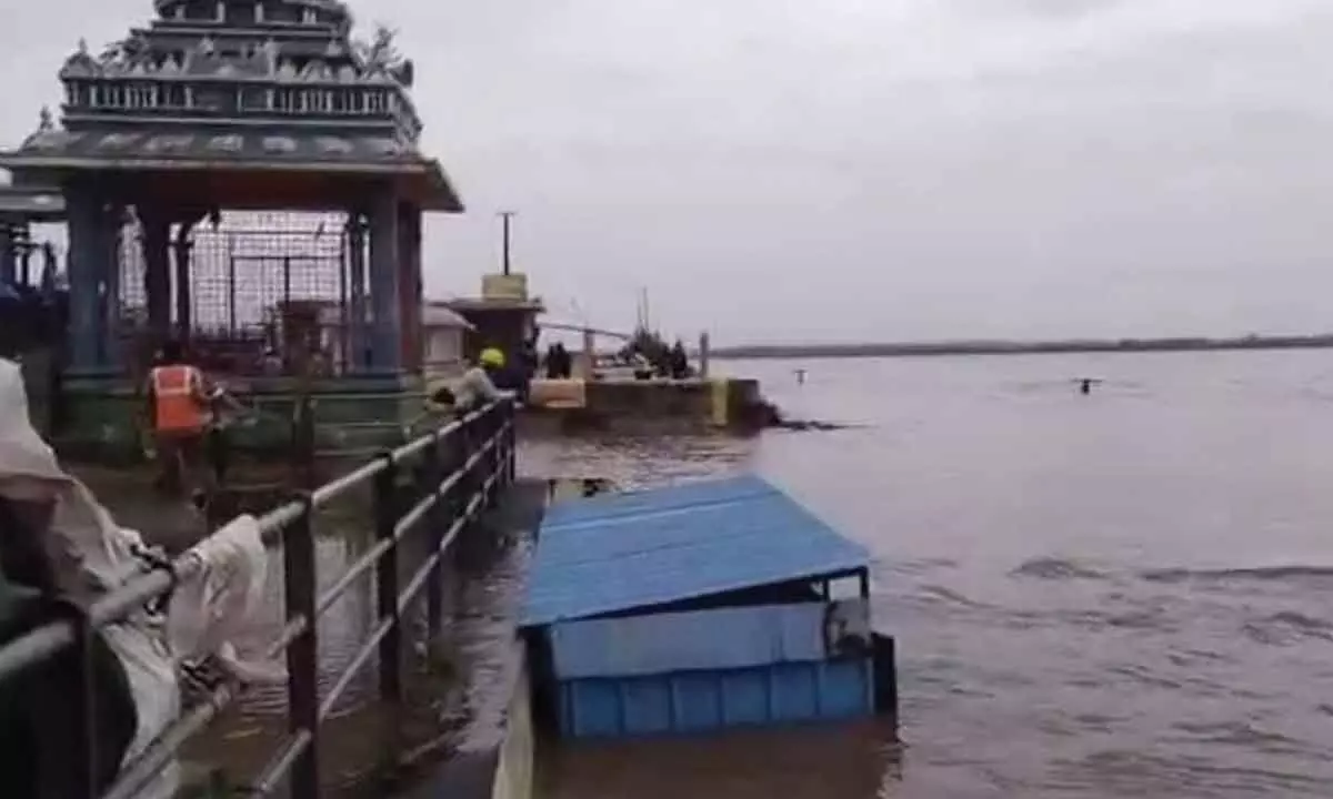 Water level in river Godavari reaches 53 feet, third warning issued