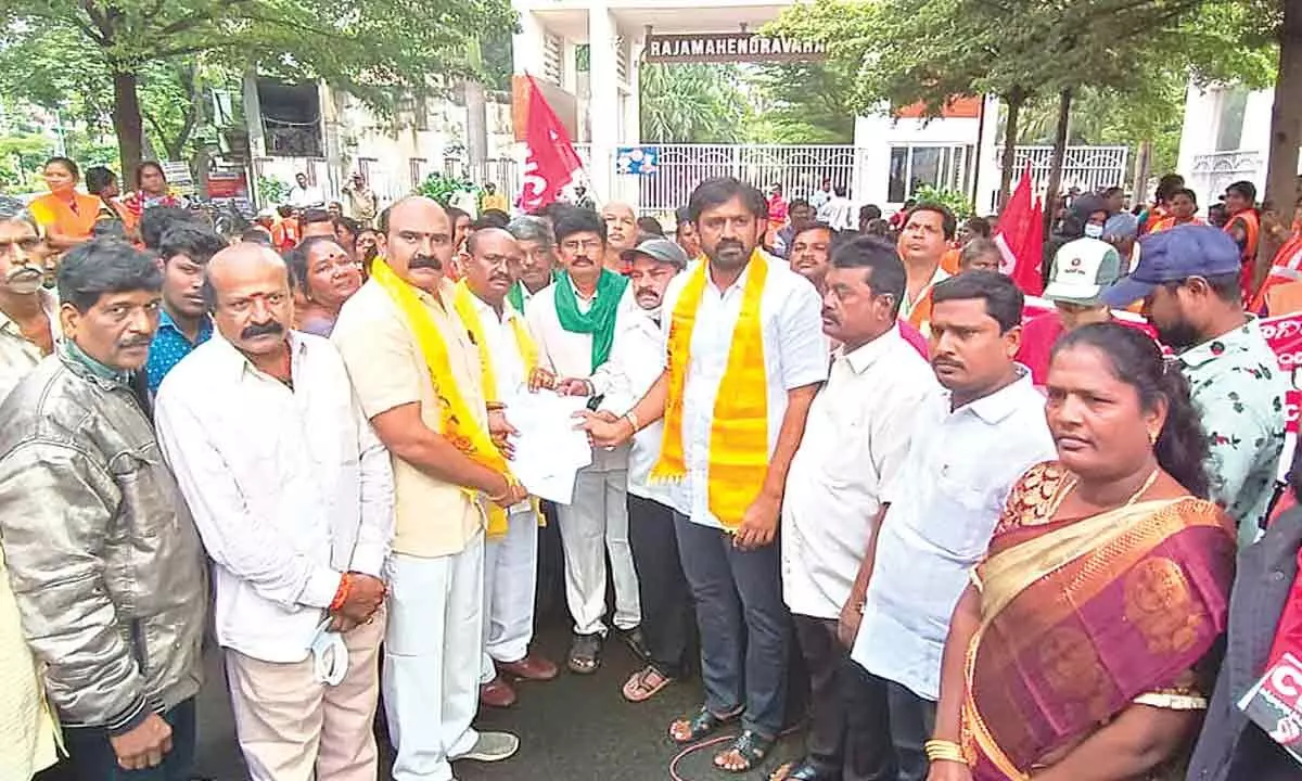 TDP leaders Adireddy Vasu, Yarra Venugopalarayudu and others expressing solidarity with the sanitation workers’ dharna at the municipal corporation office in Rajamahendravaram on Wednesday