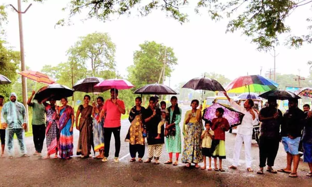 Locals and CPI activists staging a protest in Chinturu demanding supply of food and water on Wednesday